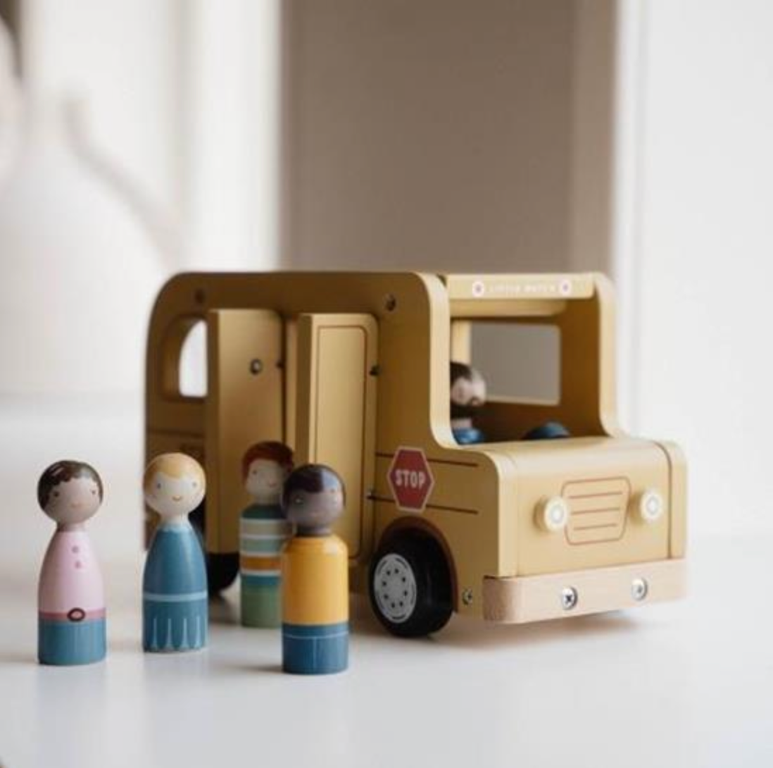 Bus scolaire avec figurines